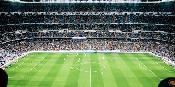 足球比赛中一记精彩的倒挂金钩进球瞬间